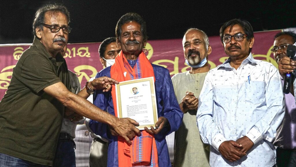 Chitrakar Laxmidhar Mohapatra has been felicitated “1st Dinanath Pathy Kala Samman 2021”